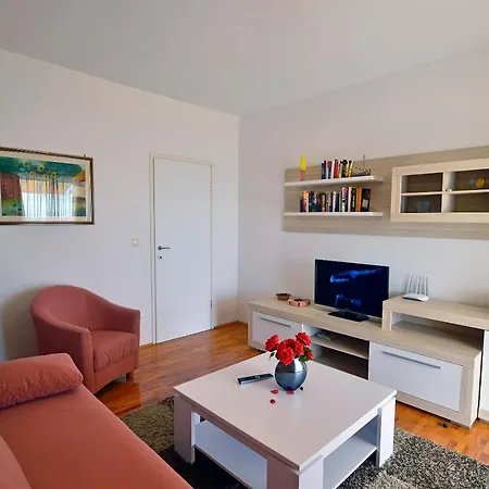 Dinka Milicic * חוואר