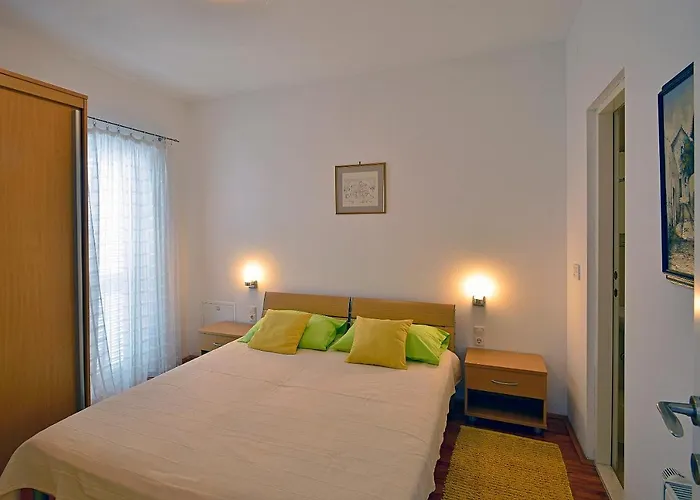 Dinka Milicic フヴァル